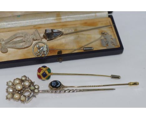 Stone set 14ct gold stick pin weight: 6.7 grams together with various other stick pins in box