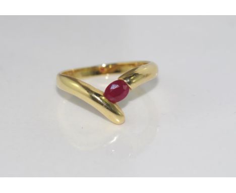 14ct yellow gold and ruby ring weight: approx 3.3 grams, size: N-O/7