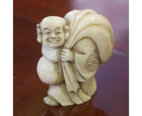 Japanese antique carved ivory netsuke, C:1920 signed to base, 5cm high