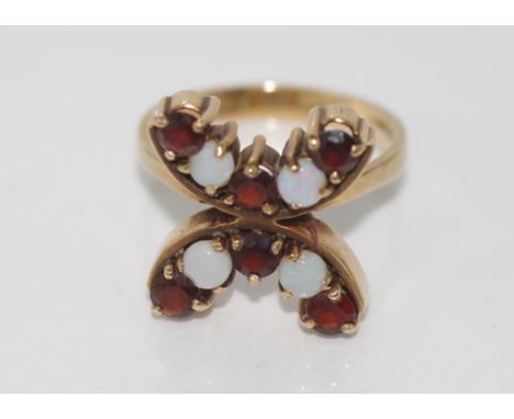 9ct gold, garnet and opal ring weight: approx 6.5 grams, size: T/9-10