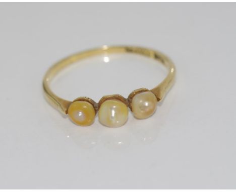 15ct yellow gold ring with faux pearls weight: 1.9 grams, size: R/8