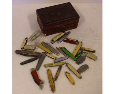 Quantity of vintage pen knives 29 in total, together in a carved timber box