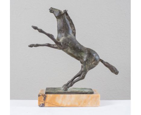 R. MARTELLI. “Cavallo”. Scultura in bronzo su base marmorea. Opera firmata alla base R. Martelli. Scultura: cm 23x25x8. 