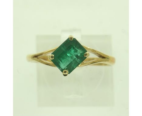 18ct gold emerald-set solitaire ring, the stone emerald-cut in a split setting, size O/P, 2.4g. UK P&amp;P Group 0 (£6+VAT fo