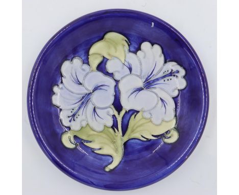 Moorcroft Blue ground plate in the hibiscus pattern, no chips or cracks, L: 22 cm. UK P&amp;P Group 1 (£16+VAT for the first 