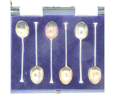 A set of six hallmarked silver coffee spoons, cased, combined 24g. UK P&amp;P Group 1 (£16+VAT for the first lot and £2+VAT f