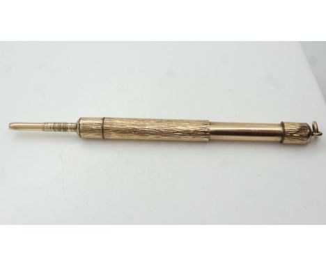 A yellow metal propelling pencil, bark-effect with jump-ring, extended L: 13 cm. UK P&amp;P Group 1 (£16+VAT for the first lo