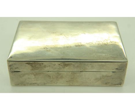 950 silver snuff box with hinged cover, 116g, L: 80 mm. UK P&amp;P Group 1 (£16+VAT for the first lot and £2+VAT for subseque