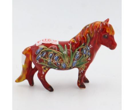 Anita Harris pony, signed in gold, L: 17 cm. UK P&amp;P Group 2 (£20+VAT for the first lot and £4+VAT for subsequent lots) 