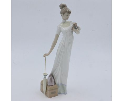 Lladro figurine of a girl with a suitcase, H: 35 cm, no chips or cracks. UK P&amp;P Group 2 (£20+VAT for the first lot and £4