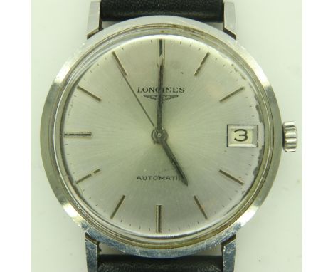 LONGINES: gents automatic wristwatch with silvered dial and date aperture on a black leather strap, working at lotting. UK P&