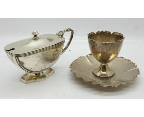 Hallmarked silver egg cup with incorporated stand, with a covered mustard pot, combined 142g. UK P&amp;P Group 1 (£16+VAT for