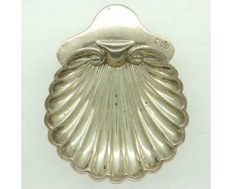 Hallmarked silver shell-form tri-footed dish, 67g, D: 11cm. UK P&amp;P Group 1 (£16+VAT for the first lot and £2+VAT for subs