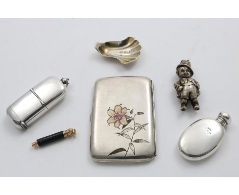 A MIXED LOT:- A combined vesta and sovereign case, initialled by Minshull and Latimer, Birmingham 1901, a small oval scent fl