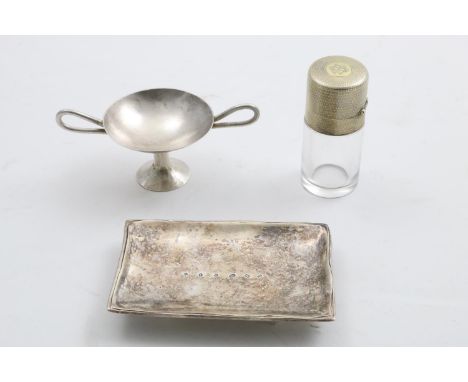 A GEORGE V SILVERGILT-MOUNTED CLEAR GLASS SMELLING SALTS BOTTLE with engine-turned decoration, and internal stopper, monogram