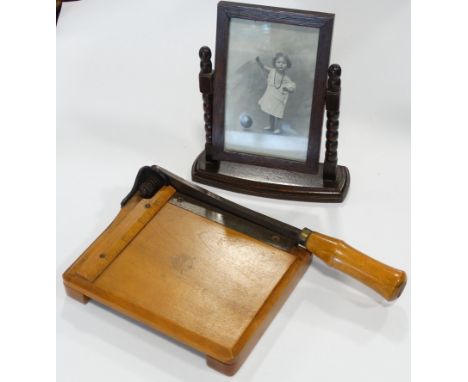 OAK PORTRAIT PHOTO FRAME + SMALL PAPER GUILLOTINE 