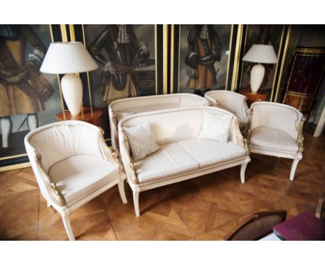 Sitzgarnitur im Empirestil Bestehend aus 2 Sofas und 3 Sesseln, vergoldete Schwanenlehnen, cremefarbener Bezugstoff. Sofa: B.