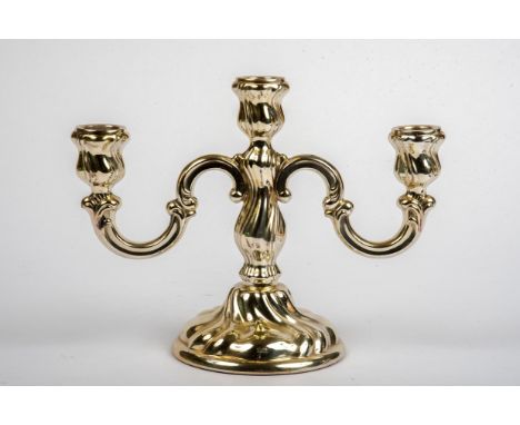 3-flg. Tischleuchter 925er Silber, vergoldet. Runder Stand gefüllt, geschwungene Leuchterarme mit Tülle. Gest. 925, Halbmond 