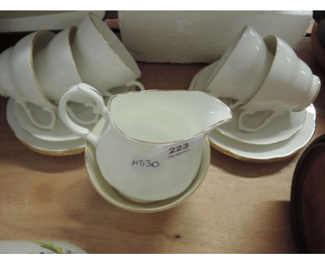 A part Duchesse tea service in white and gilt