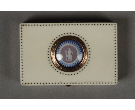 AN EARLY 19TH CENTURY IVORY AND GOLD RECTANGULAR COMPACT, the hinged top inset with a three colour Wedgwood circular medallio