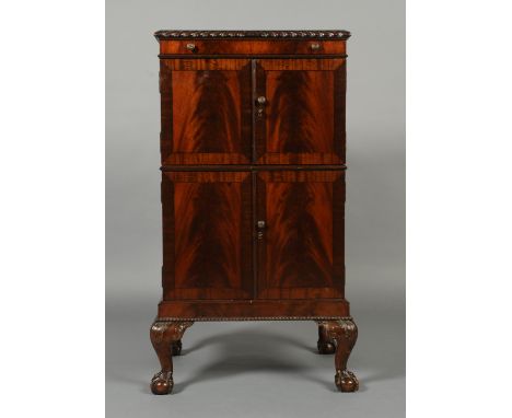 AN EARLY 20TH CENTURY MAHOGANY HUMIDOR CABINET of rectangular outline with gadroon moulded edge, single narrow frieze drawer,