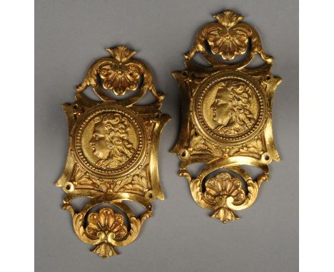 A PAIR OF EARLY 20TH CENTURY ORMOLU DOOR HANDLES, the circular knob cast in relief with a male portrait in profile, within a 