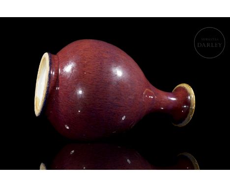 Ceramic modelled on an elegant vase, set on a narrow circular base with a drop-shaped belly, tapering towards the neck and en