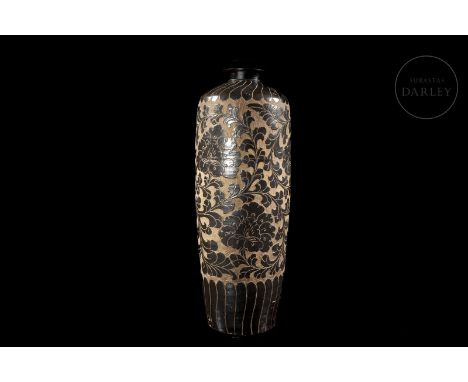 Ceramic modelled in the form of a stylized vase with a cylindrical body that is subtly widened at the shoulders, a short neck