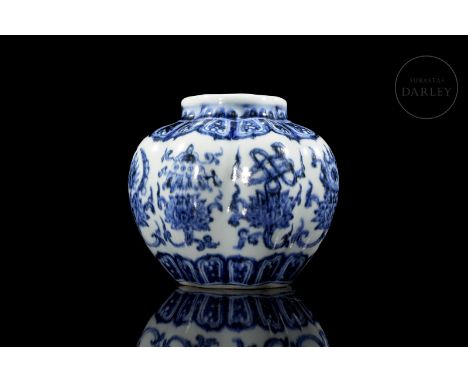 It has a small rounded body with a lobed profile, on top of which is a narrow, curved, flower-shaped mouth. The exterior is d
