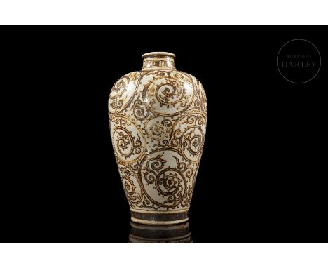 Ceramic modelled in the form of an elegant meiping vase, with a stylized body, broad shoulders, a short neck and a narrow cir