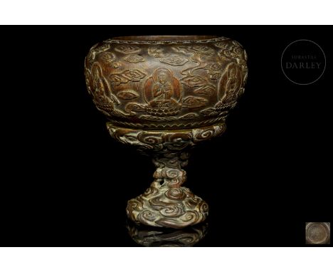 It consists of two parts made of carved Chenxiangmu wood. The upper part is in the form of a large bowl with rounded walls th