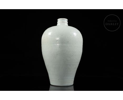 Ceramic modelled in the form of a sinuous meiping vase, with a narrow circular base, curved profile, broad shoulders and a ne