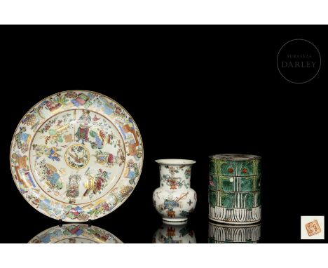 Three enamelled porcelain objects. The lot consists of a plate with famille rose decorations, characters and traditional Chin