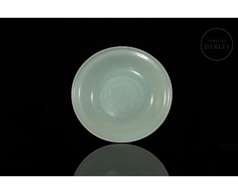 Modelled ceramic covered with a beautiful Longquan celadon glaze of an intense greenish-blue colour. It has a small circular 
