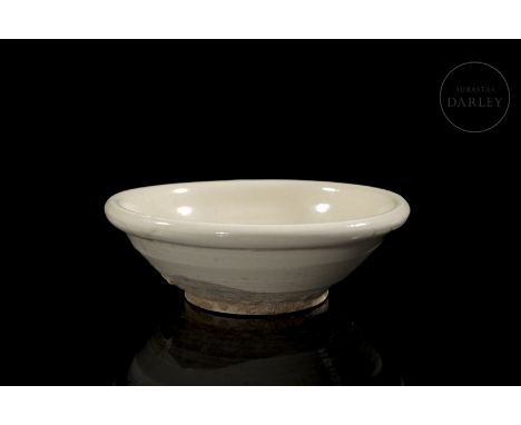 Modelled ceramic covered with a beautiful white glaze. It has a short circular foot on which is set a deep body that widens t