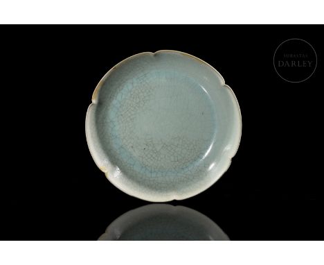 Ceramic modelled in the form of a dish, with a narrow foot and a deep body with a lobed profile, imitating the petals of a fl