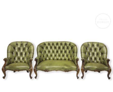 Set of armchairs and Chester style sofa, with carved wood support and green leather quilted upholstery. Sofa size: 91 x 87 x 