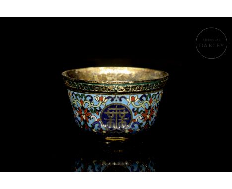 Small gilt-bronze cup, decorated on the outside with a beautiful cloisonné enamel of floral patterns with lotuses and scrolls