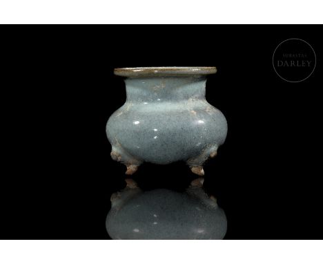 This ceramic is shaped in the form of a censer supported on three thick legs, with a globular body followed by a short neck a