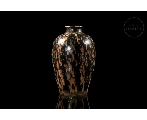 Ceramic modelled in the form of a meiping vase, with broad, rounded shoulders and a stylized profile, tapering towards the ba