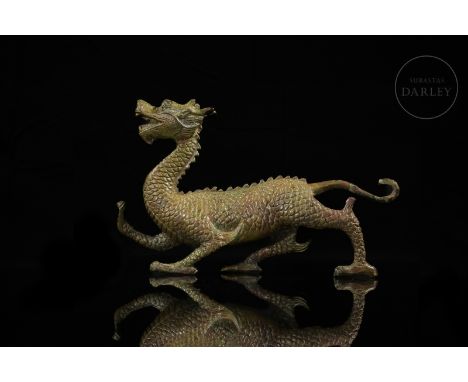 Bronze with greenish and brownish spots. It has a stylized body covered with scales, which rests on its flexed and robust leg