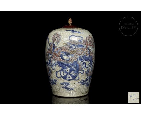Ceramic modelled in the form of an oval vase, without a neck, with a narrow circular mouth covered by a small lid. It is cove