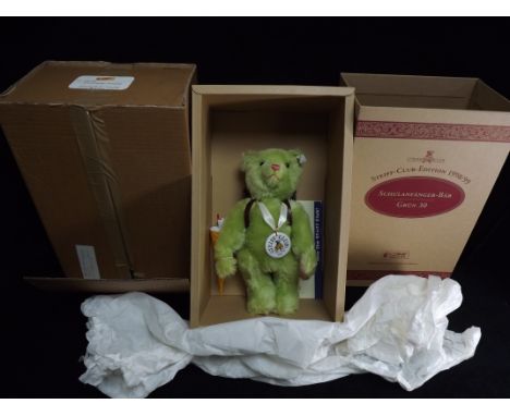 Germany Margarete Steiff Giengen/Brenz - 42139 'School Starter Bear' 1998. Green 30 Exclusive Child ABC Club Edition. Knopf i