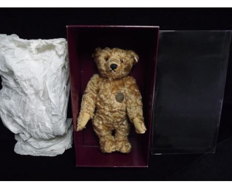 Germany Margarete Steiff Giengen/Brenz - 652837 'Winston Traditional Teddy Bear'. Hamley's 1997 Rare Limited Edition. Knopf i