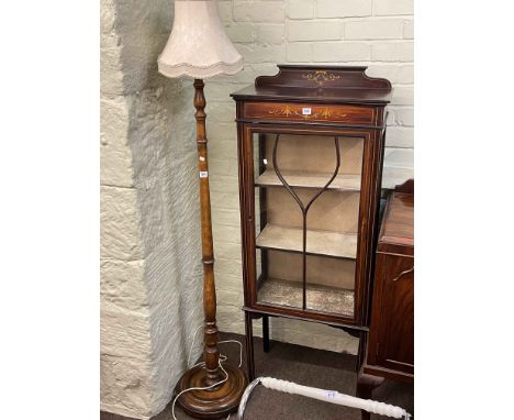 Edwardian mahogany single door vitrine, turned column standard lamp and shade, desk lamp and ceramic vase (4).