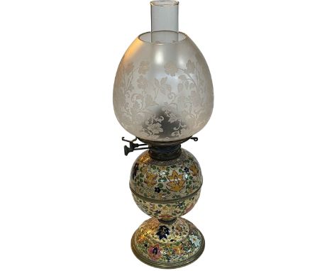 Victorian foliate pattern porcelain oil lamp with etched glass shade, 55cm.