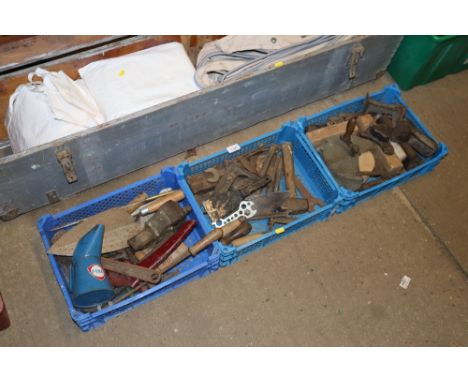 Three plastic trays of various hand tools, to include a bench vice