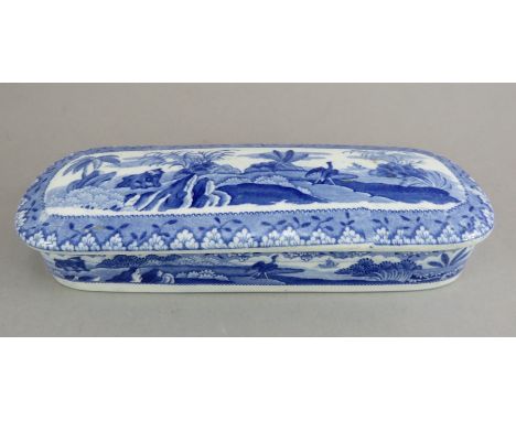 An early nineteenth century blue and white transfer-printed Spode Indian Sporting series razor box and cover, c.1810. It is m