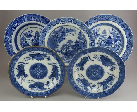 A group of early nineteenth century blue and white transfer-printed Spode chinoiserie wares, c.1800-20. To include: a Flying 