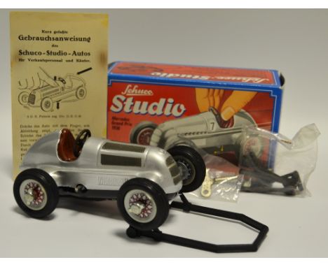 Schuco-Studio A Schuco Studio 1050 clockwork tinplate model Mercedes W196, silver paint work, suspension stand, tools, instru